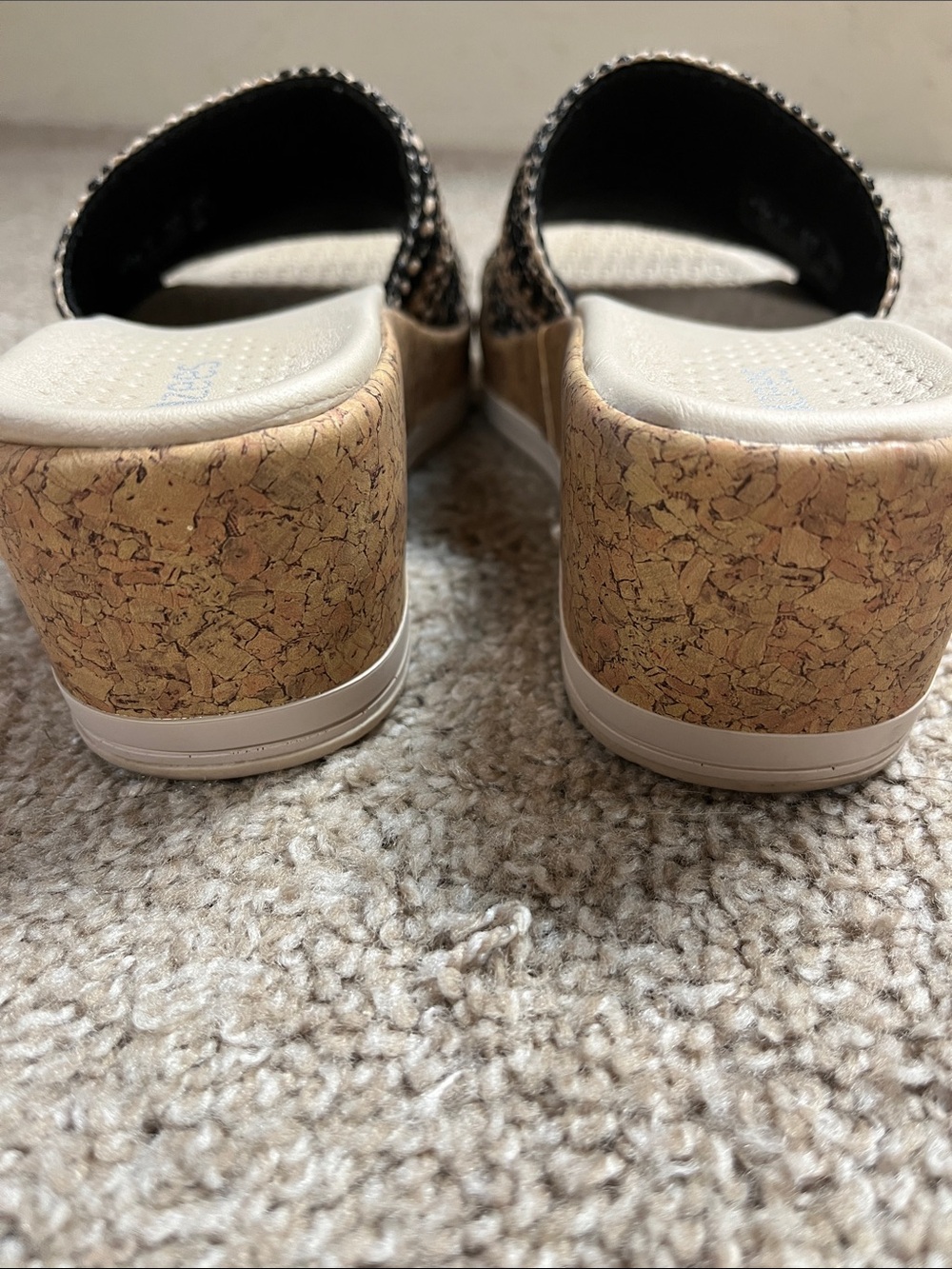 Bzees wedge sandals  Women's Black & Tan Woven Slide. Size 6.5 - Picture 5 of 5